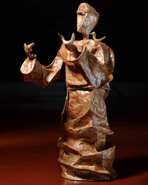 Escultura São Francisco de Assis em papel reciclado